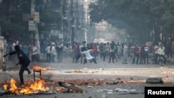 وسطی ڈھاکہ میں ہونے والی یہ جھڑپیں ملک کے سیاسی منظر نامے میں موجود گہری تقسیم کی نشان دہی کرتی ہیں۔