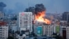 Khói và lửa bốc lên sau khi lực lượng Israel tấn công một tòa tháp cao tầng ở Thành phố Gaza, ngày 7 tháng 10 năm 2023.