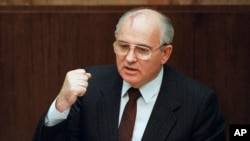Mikhail Gorbachev là lãnh tụ thứ tám cầm đầu Liên Xô, thực tâm chỉ tìm cách cứu vãn đảng Cộng sản. Những cải tổ của ông đã gây ra các biến chuyển không ngờ khiến chế độ tan vỡ.