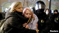 Cảnh sát bắt người biểu tình chống chiến tranh xâm lược Ukraine tại Saint Petersburg, Nga, ngày 2/3/2022. 