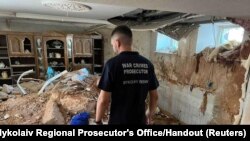 Một nhà điều tra về tội ác chiến tranh thực hiện công việc ở Mykolaiv, Ukraine, 31/7/2022. 