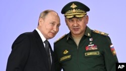 Tổng thống Nga Vladimir Putin và Bộ trưởng Quốc phòng Sergei Shoigu.