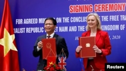 Ông Trần Tuấn Anh khi còn là Bộ trưởng Công thương ký kết biên bản kết thúc đàm phán Hiệp định Thương mại Tự do với Bộ trưởng Thương mại Anh Liz Truss vào ngày 11/12/2020 tại Hà Nội