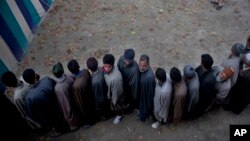 Bất chấp thời tiết giá lạnh và những lời kêu gọi tẩy chay của các phần tử ly khai Hồi giáo, cử tri xếp hàng dài ở bang Jammu và Kashmir để bỏ phiếu bầu 15 ghế.