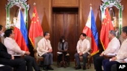 Tổng thống Philippines, Ferdinand Marcos Jr. (giữa) thảo luận với Ngoại trưởng Trung Quốc Vương Nghị tại dinh tổng thống ở Manila, Philippines, vào ngày 6/7/2022. 