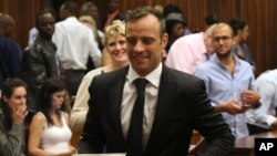 Vận động viên Oscar Pistorius rời tòa án ở Pretoria hôm 8/12/2015.