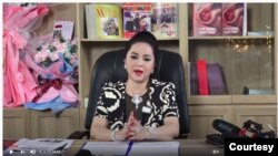 Bà Nguyễn Phương Hằng trong một buổi livestream. Bà Hằng thường lên tiếng tố cáo các hành vi ăn chặn từ thiện của các nghệ sỹ.