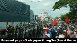 Cảnh sát và người biểu tình đối mặt nhau trên quốc lộ 1 ở Bình Thuận, 11/6/2018.