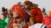 ایک ہندو سادھو عقیدت کے اظہار میں بندر کو اپنے کندھے پر اٹھائے ہوئے ہے۔ جنوری 2017