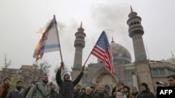 Người Iran đốt cờ Mỹ và Israeli trong một cuộc biểu tình ở thủ đô Tehran hôm 04/01/2020.