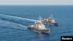 Tàu USS Mustin của Mỹ và một tàu của Nhật Bản đi qua Biển Đông hồi năm 2015