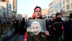 Người biểu tình mang chân dung Qassem Soleimani trong đám tang của ông.