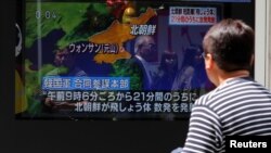 Một người đàn ông xem một bản tin trên tivi về việc Triều Tiên bắn tên lửa từ bờ biển phía đông của mình, trên đường phố ở Tokyo, Nhật Bản, ngày 4 tháng 5, 2019. 