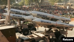 Tên lửa hành trình siêu thanh Brahmos tại lễ diễu binh dịp Quốc khánh Ấn Độ hôm 23/1/2006. Theo ruyền thông Ấn Độ, Việt Nam có thể đặt mua loại tên lửa này trong chuyến thăm của Bộ trưởng Quốc phòng Rainath Singh tới Hà Nội trong tháng này.