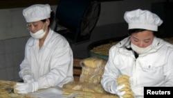 Công nhân Bắc Triều Tiên làm việc tại một nhà máy bánh quy ở quận Sinuiju, phía bắc Bình Nhưỡng.