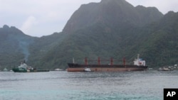 Tàu chở hàng 'Wise Honest' của Triều Tiên (ở giữa) được kéo tới Cảng Pago Pago, đảo Samoa thuộc lãnh thổ Hoa Kỳ, vào ngày 11/5/2019. (AP Photo/Fili Sagapolutele)