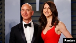 Ông Jeff Bezos và bà MacKenzie Bezos.