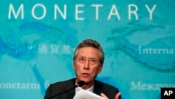 Giám đốc bộ phận nghiên cứu của IMF Olivier Blanchard nói chuyện tại một cuộc họp báo
