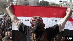 Người biểu tình ở Cairo hô khẩu hiệu chống hội đồng quân nhân cầm quyền, ngày 10 tháng 2, 2012