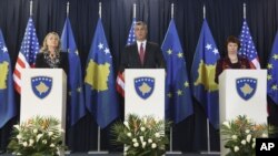 Của Thủ tướng Kosovo Hashim Thaci (C) Ngoại trưởng Mỹ Hillary Clinton (trái) và người đứng đầu chính sách đối ngoại EU Catherine Ashton (phải) trong cuộc họp báo chung ở Pristina, ngày 31/10/2012