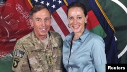 Cựu Giám đốc CIA Petraeus bắt tay với bà Paula Broadwell, tác giả cuốn sách viết về cuộc đời và binh nghiệp lẫy lừng của tướng Petraeus. 13/7/2011