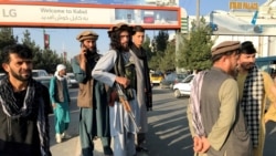 افغانستان کے حامد کرزئی انٹرنیشنل ائرپورٹ پر طالبان جنگجو نگرانی کر رہے ہیں (رائٹرز)