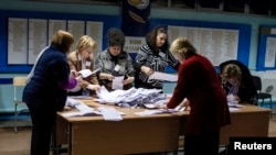 Thành viên của ủy ban bầu cử địa phương đếm phiếu sau một cuộc bầu cử quốc hội tại một trạm bỏ phiếu ở Chisinau, Moldova, ngày 30/11/ 2014.