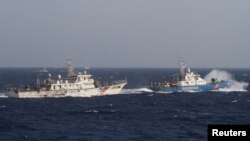 Tàu cảnh sát biển Việt Nam (phải) và tàu hải cảnh Trung Quốc trên Biển Đông vào thời điểm Trung Quốc đưa giàn khoan HD-981 đến vùng biển Việt Nam tuyên bố chủ quyền vào năm 2014.