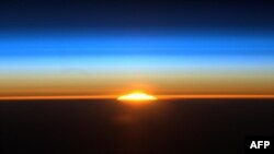 Cảnh mặt trời mọc chụp từ Trạm Không gian Quốc tế