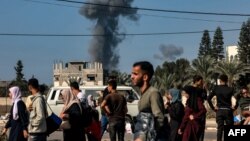 Khói bốc lên sau một cuộc oanh kích của Israel trong khi người dân tháo chạy khỏi Thành phố Gaza và các khu vực khác ở phía bắc Dải Gaza xuống phía nam, ngày 9 tháng 11 năm 2023.