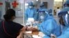 Nhân viên y tế tại một địa điểm xét nghiệm COVID-19 ở Việt Nam.