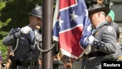 Lá cờ Liên minh miền Nam đã được tháo xuống sau khi nó bay trên khuôn viên tòa nhà lập pháp của bang này hơn 50 năm qua.