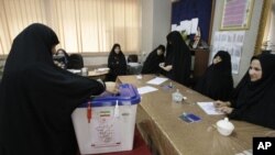 Cử tri nữ đi bầu tại Tehran, Iran, ngày 4 tháng 5, 2012
