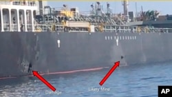 Hải quân Mỹ hôm 13/6 công bố ảnh về 2 vật thể nghi là thủy lôi từ tính gắn vào tau Kokuka Courageous