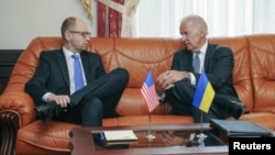Phó Tổng thống Hoa Kỳ Joe Biden (phải) và Thủ tướng Ukraine Arseniy Yatsenyuk.