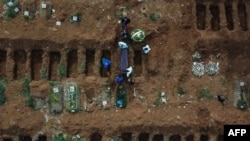 Phu đào mộ đang chôn cất các nạn nhân Covid-19 ở nghĩa trang Vila Formosa ở ngoại ô Sao Paulo