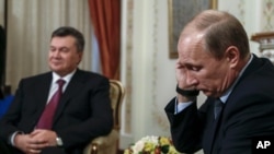 Tổng thống Nga Vladimir Putin, phải, và Tổng thống Ukraina Viktor Yanukovych tại dinh thự Novo-Ogaryovo bên ngoài Moscow, 22/10/2012