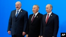 Từ trái: Tổng thống Belarus Alexander Lukashenko, Tổng thống Kazakhstan Nursultan Nazarbayev, và Tổng thống Nga Vladimir Putin tại buổi đàm phán thành lập liên minh kinh tế