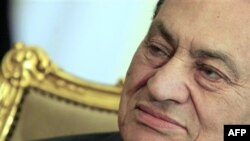 Tổng thống Hosni Mubarak đã từ chức và yêu cầu quân đội kiểm soát đất nước