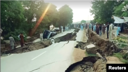 میرپور کے زلزلے سے سڑکوں پر دراڑیں اور شگاف پڑ گئے۔ 24 ستمبر 2019