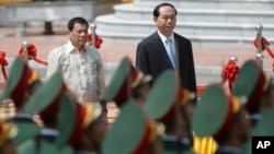 Tổng thống Philippines và Chủ tịch Việt Nam tại lễ đón chính thức ở Hà Nội năm ngoái. 