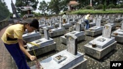 Thắp nhang cho bộ đội tử trận trong chiến tranh Việt Nam tại nghĩa trang Trường Sơn. Hình minh họa.