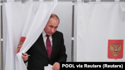 Ông Putin đi bỏ phiếu hôm 18/3.