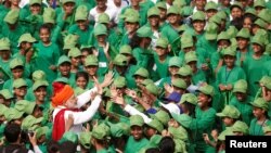 Thủ tướng Ân Độ Narendra Modi chào mừng học sinh sau khi đọc bài diễn văn kỷ niệm quốc khánh tại Delhi, ngày 15/8/2018. 