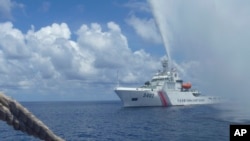 Tuần duyên Trung Quốc tiếp cận ngư dân Philippines gần bãi cạn Scarborough ở Biển Đông, 23/9/2015.