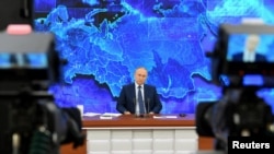 Ông Putin trong một cuộc họp báo. 