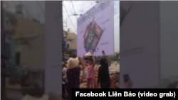 Cư dân phản đối nhà chức trách cắm bảng quy hoạch khu đất vườn rau Lộc Hưng, phường 6, Quận Tân Bình, TP.HCM, ngày 11 tháng 1, 2019. (Hình trích từ video đăng trên Facebook)
