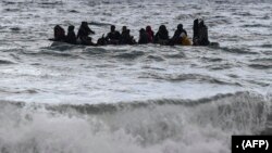 بہت سے پناہ گزین چھوٹی کشتیوں میں سمندر کا پر خطر سفر کرنے کے بعد یورپ پہنچتے ہیں۔ جن میں سے کئی ایک ڈوب کر ہلاک ہو جاتے ہیں۔