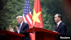 Tổng thống Mỹ Donald J. Trump và Chủ tịch nước Việt Nam Trần Đại Quang tại cuộc họp báo chung ở Phủ Chủ tịch ở Hà Nội, ngày 12/11/17. 