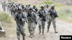 Binh sĩ Mỹ tuần tra trong khi tiến hành một cuộc tập trận chung với Philippines tại một căn cứ của Philippines ở Fort Magsaysay hôm 21/4/2012.